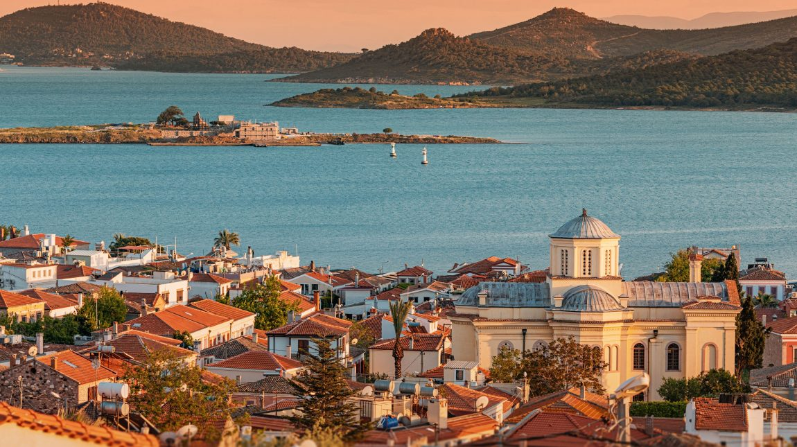Ayvalık, deniz ve tarihi binalar